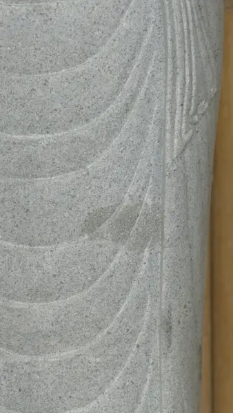 Artikelbild 4 des Artikels “Stehender Buddha aus Flussstein in Dharmachakra-Stellung - Geste des Rades der Dharma-Lehre. Ungefähr 150cm Höhe. “